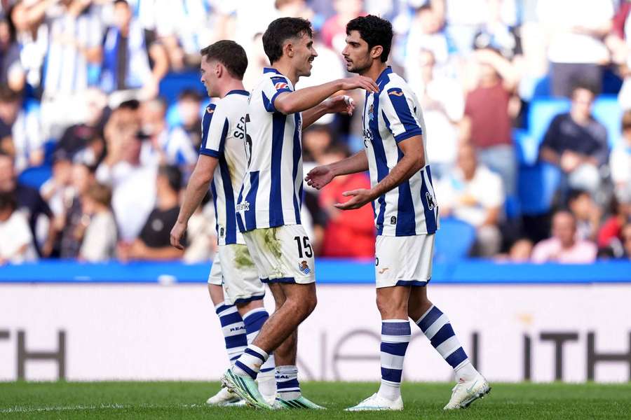 Guedes (vpravo) při oslavách třetí branky Realu Sociedad. Guedes (vpravo) při oslavách třetí branky Realu Sociedad.