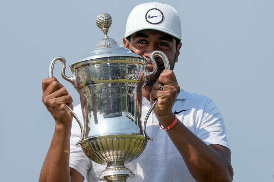 Tony Finau mit der Siegestrophäe