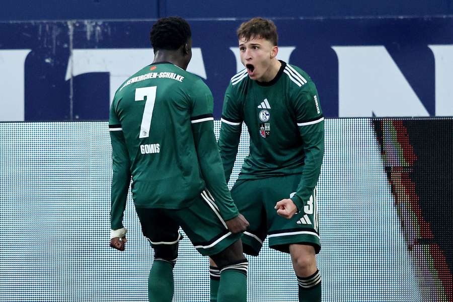 Schalkes Eigengewächs Becker (r.) hat im zweiten Spiel in Folge getroffen Schalkes Eigengewächs Becker (r.) hat im zweiten Spiel in Folge getroffen