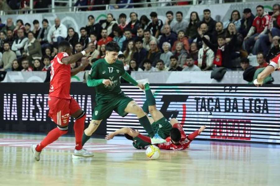 Benfica teve de suar mas eliminou o carrasco do Sporting em Gondomar