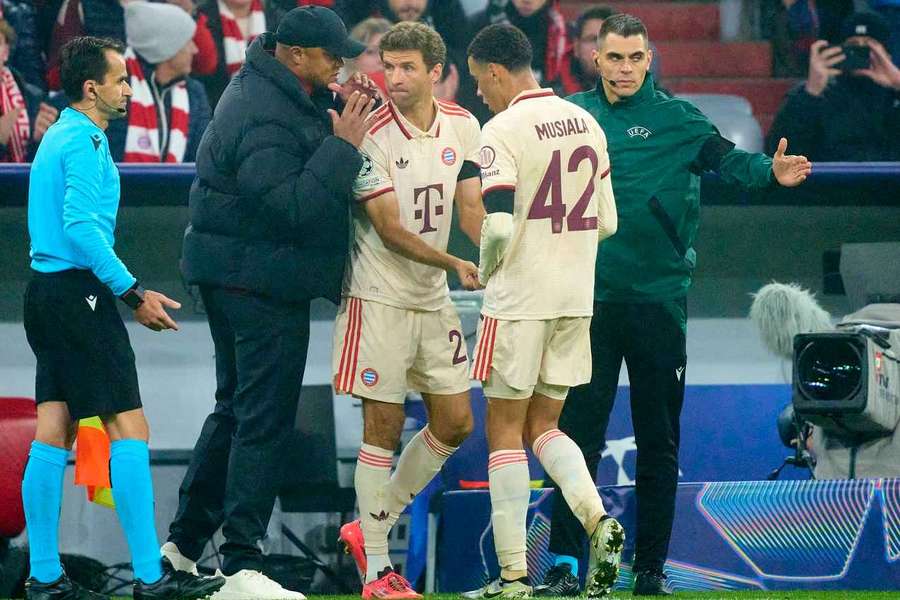 Müller (m.) bei seiner Einwechslung für Musiala (r.) im Gespräch mit Coach Kompany