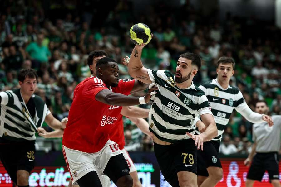 Sporting venceu Benfica por 32-27 na quarta jornada da Liga portuguesa de andebol Sporting venceu Benfica por 32-27 na quarta jornada da Liga portuguesa de andebol