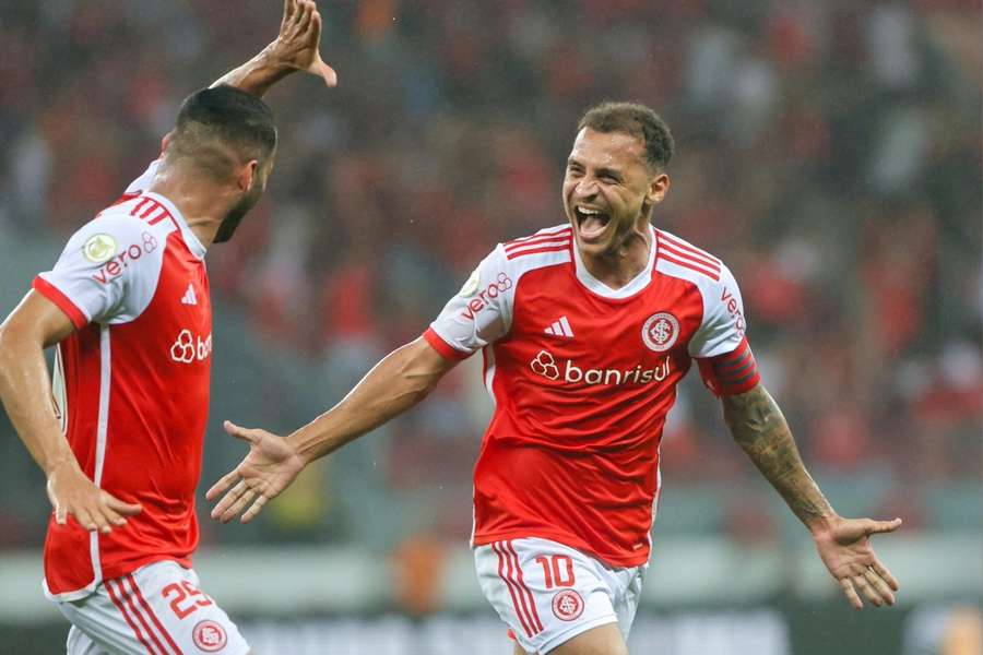 Alan Patrick marcou um golaço de falta em Internacional 2x0 Criciúma