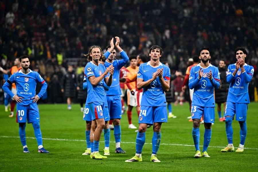 Los jugadores del Atleti aplauden al público desplazado a Estambul