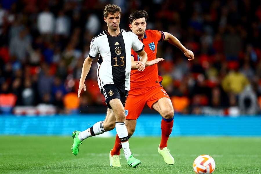 Müller v súboji s Maguireom počas pondelkového súboja Ligy národov.