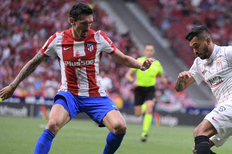 Mario Hermoso disputa un balón con Marcos Acuña 