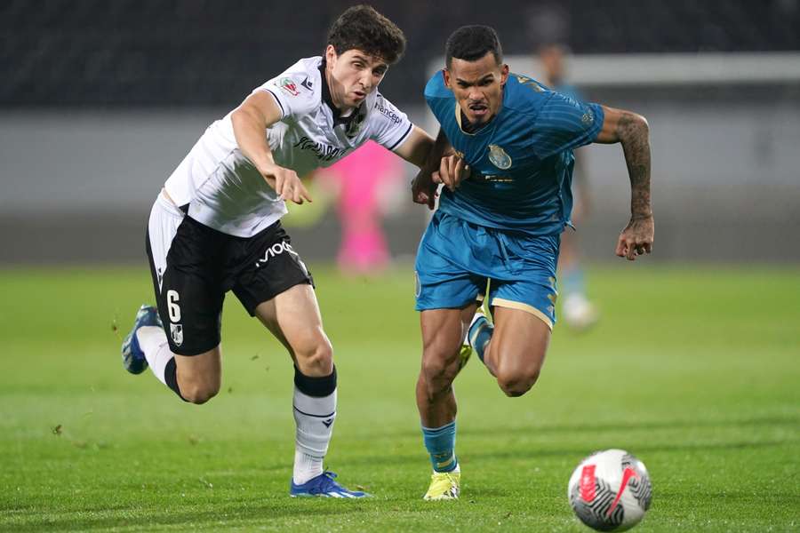 Manu perante Galeno no Vitória SC-FC Porto