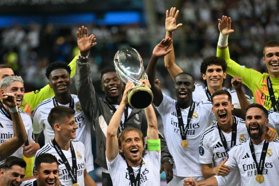 Modric, supercampeão pelo Real, levanta a Supertaça de 2024 Modric, supercampeão pelo Real, levanta a Supertaça de 2024