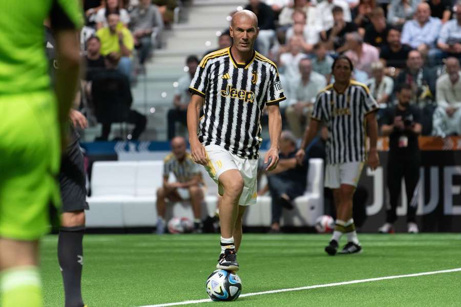 Zinedine Zidane jugó con la Juventus en un partido de demostración