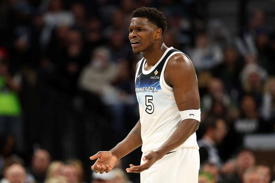 Timberwolves' Anthony Edwards questioning a call by the refs (2025)