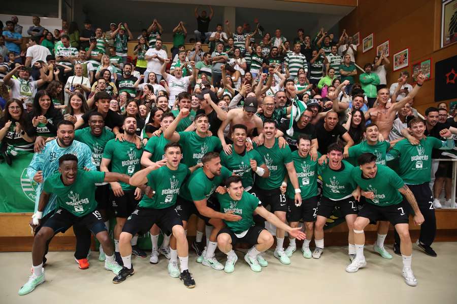 A festa dos jogadores do Sporting depois de garantido o bicampeonato