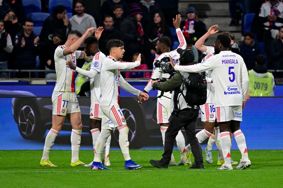 Fotbalisté Lyonu slaví vítězství.