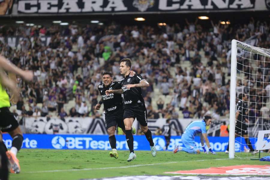 Zanocelo e Galeano comemoram gol do Ceará contra o Cruzeiro.