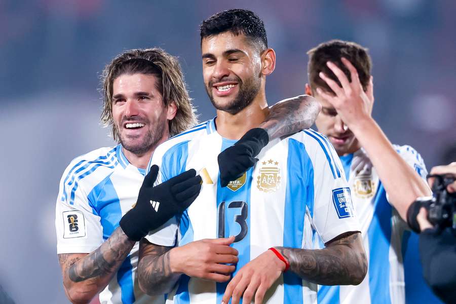 Cristian Romero abraçado a Rodrigo de Paul.
