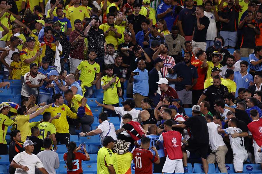 La pelea entre aficionados colombianos y parte del plantel de Uruguay