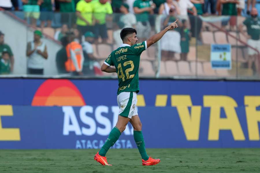 Com três gols de Flaco López, Palmeiras despachou a Ponte Preta nas quartas
