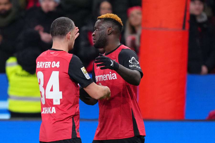 Boniface y Xhaka celebran un gol.