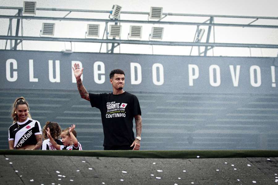 Coutinho acena para o público presente em São Januário