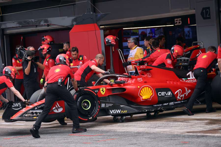 De auto van Charles Leclerc wordt terug de box ingedrukt