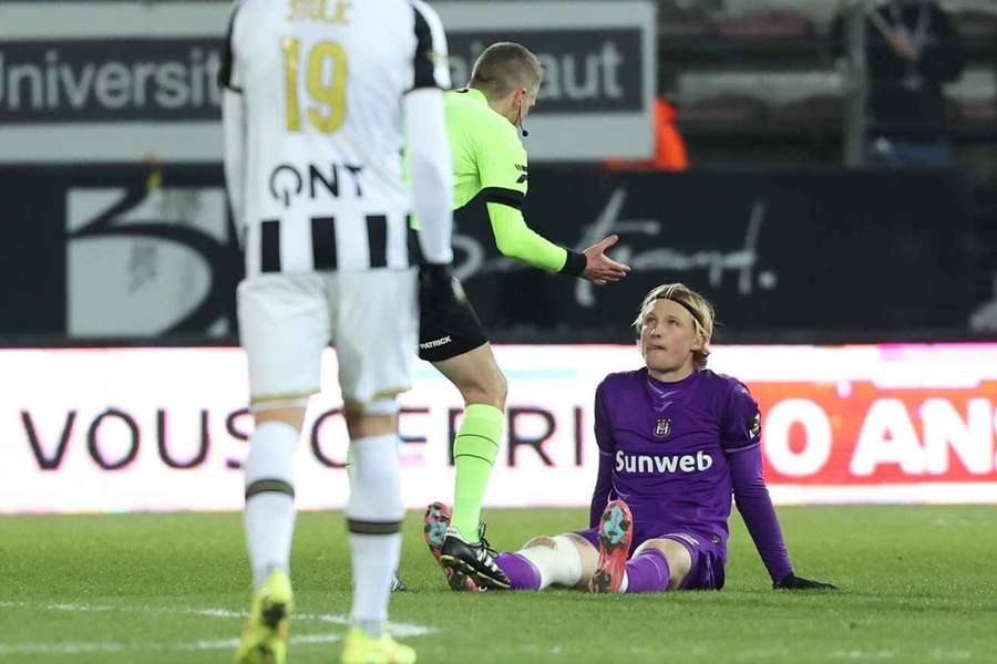 Anderlecht's Kasper Dolberg leaves the pitch after being injured during the match between Sporting Charleroi and RSC Anderlecht