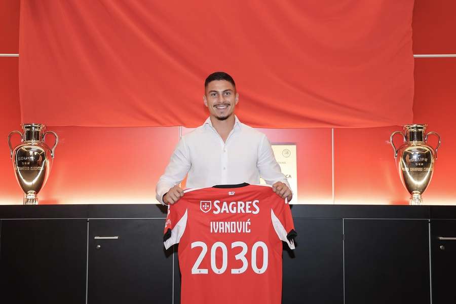 Ivanovic assinou por cinco temporadas com o Benfica