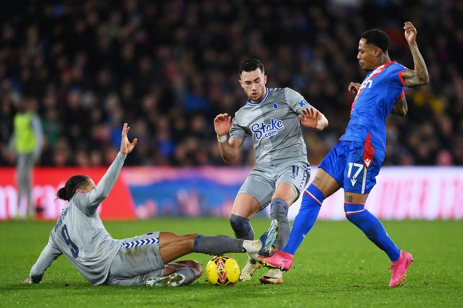 Nathaniel Clyne of Crystal Palace is challenged by Dominic Calvert-Lewin and Jack Harrison of Everton