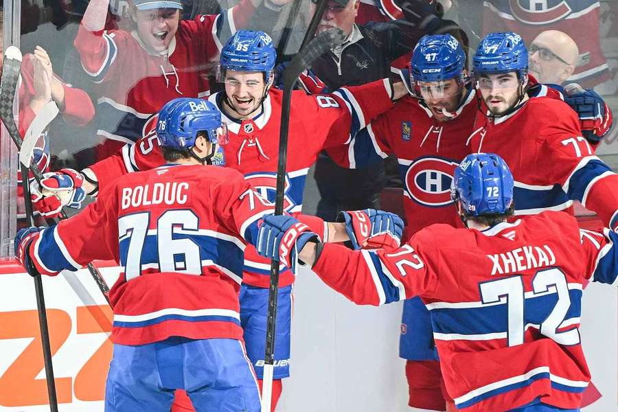 Canadiens players celebrate goal in Game 3 vs Tampa Bay Lightning