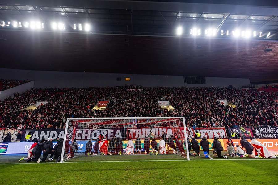 UEFA se vrátila k rasismu na Slavii. Zmírnila pokutu, ale sektory zůstanou zavřené