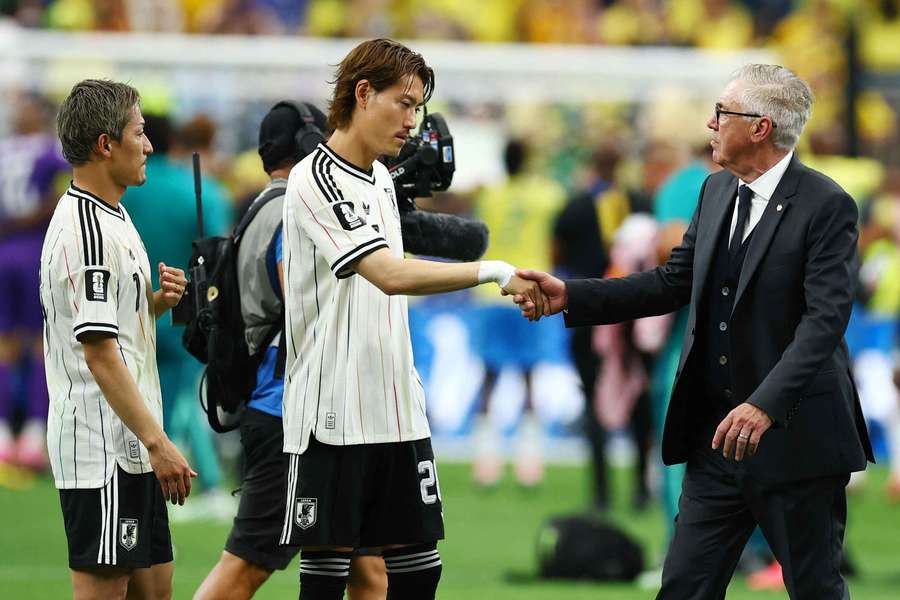 Carlo Ancelotti a cumprimentar Ayumu Seko