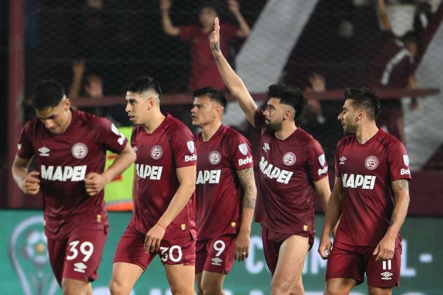 Marcelino Moreno é celebrado por companheiros após marcar o gol da vitória