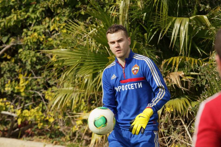 Igor Akinfeev continua no CSKA