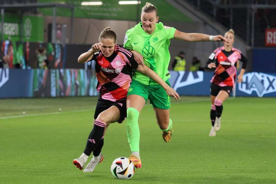 Sydney Lohmann im Zweikampf mit Alexandra Popp.