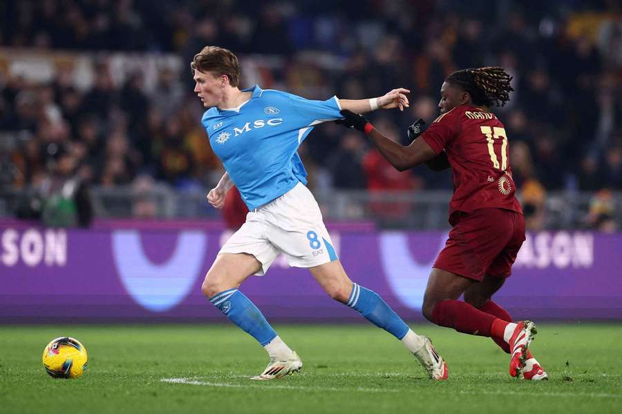 Scott McTominay del Nápoles en acción con Manu Koné del AS Roma