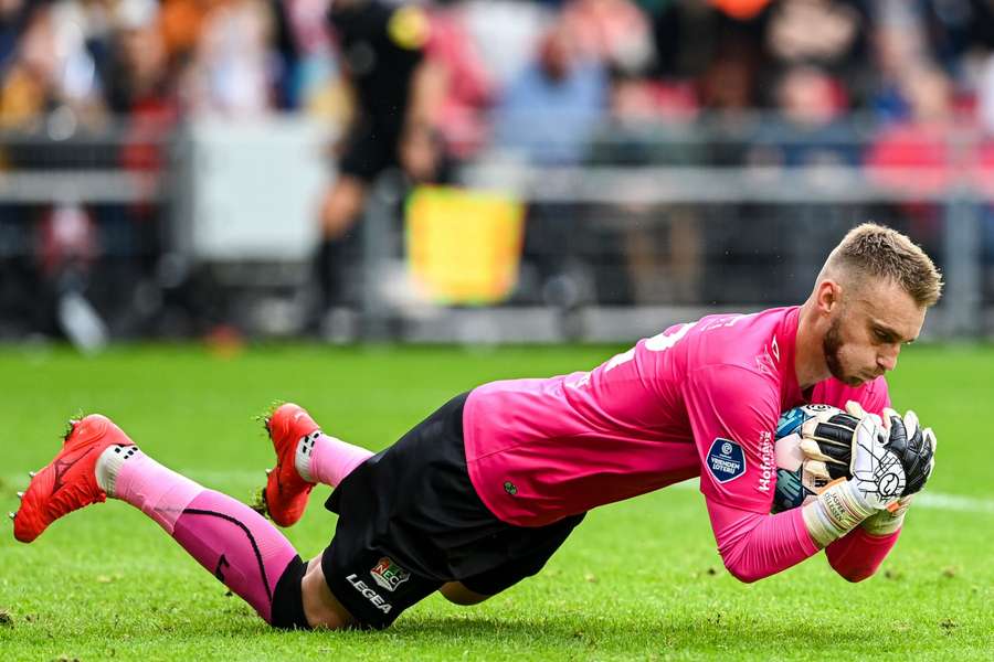 Jasper Cillessen vangt de bal in de wedstrijd tegen PSV