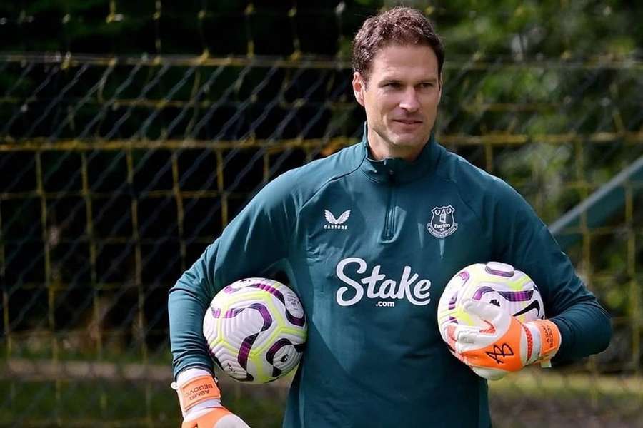 Asmir Begovic regressou ao Everton