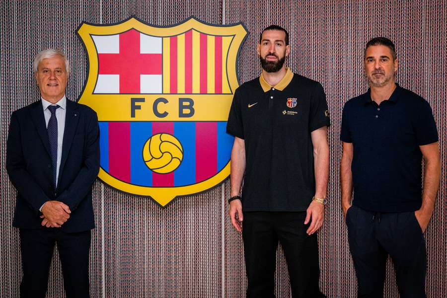 Shengelia, escoltado por Juan Carlos Navarro y Josep Cubells
