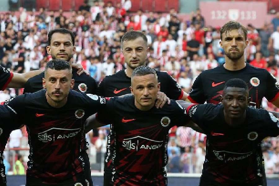 Daniel Popa (mijloc, rândul de sus) a fost titular la Genclerbirligi