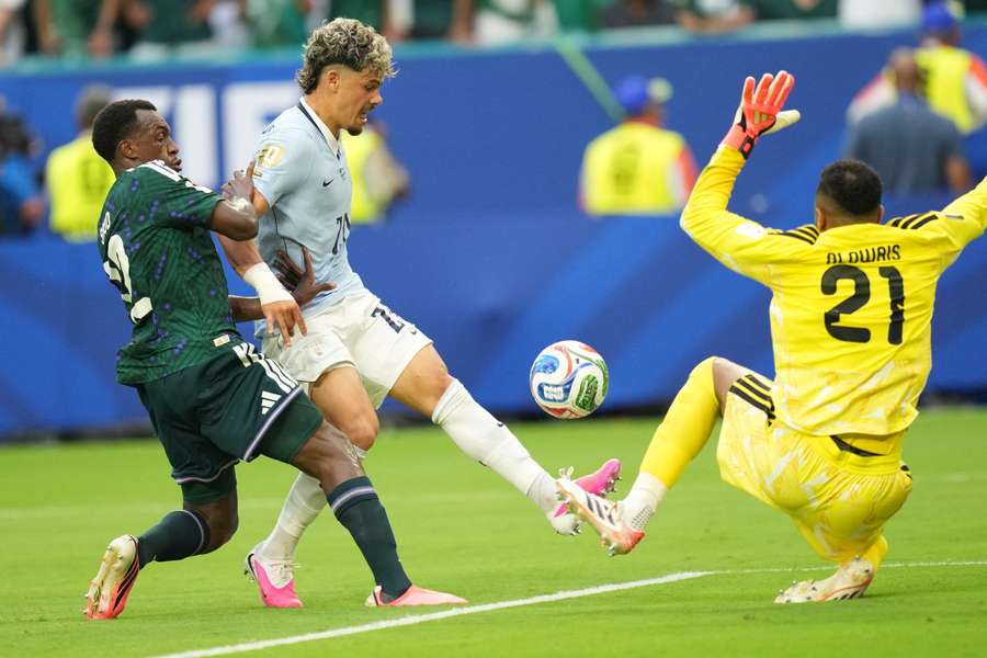 Mohammed Al-Owais in azione durante la partita contro l'Uruguay Mohammed Al-Owais in azione durante la partita contro l'Uruguay