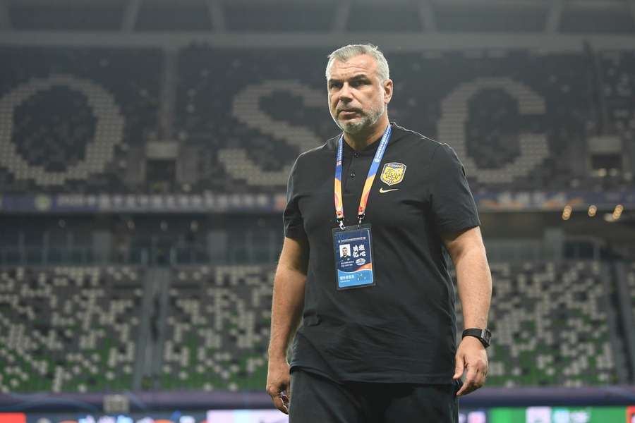 Cosmin Olăroiu (53 ani) a antrenat echipe precum Steaua, Al-Hilal, Al-Sadd, Al-Ahli și Jiangsu Suning