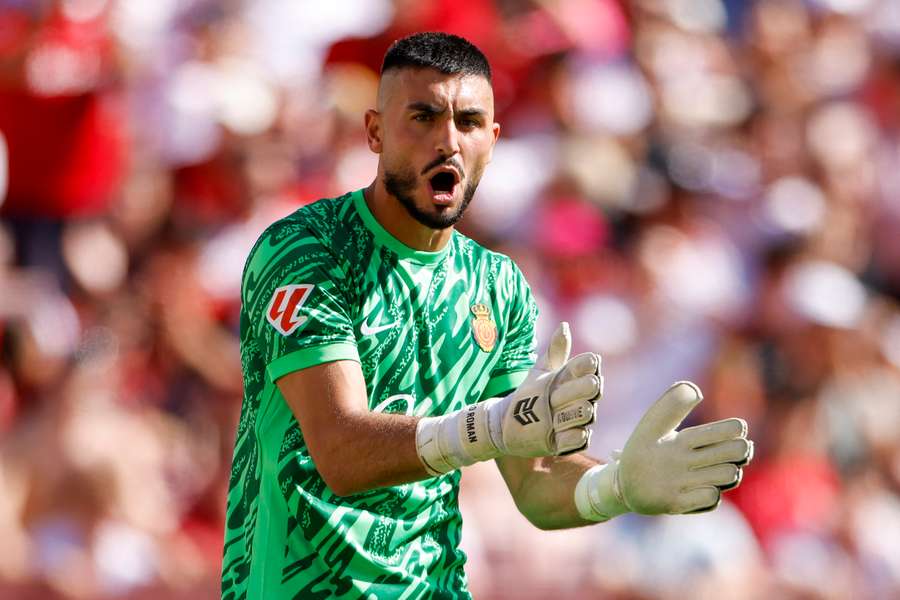 Leo Román celebra una acción Leo Román celebra una acción