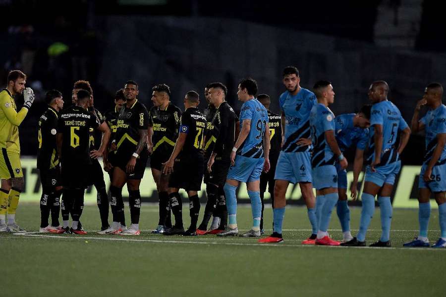 Jogadores de Botafogo e Athletico-PR voltarão a campo para os 39 minutos finais da partida neste domingo (22)