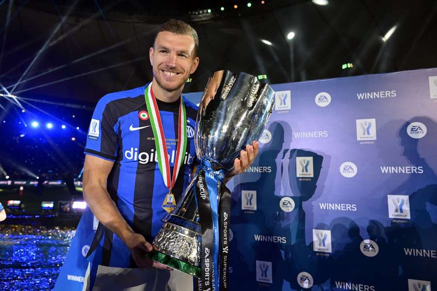 Kanonier Interu ochotne zapózoval s víťaznou trofejou.