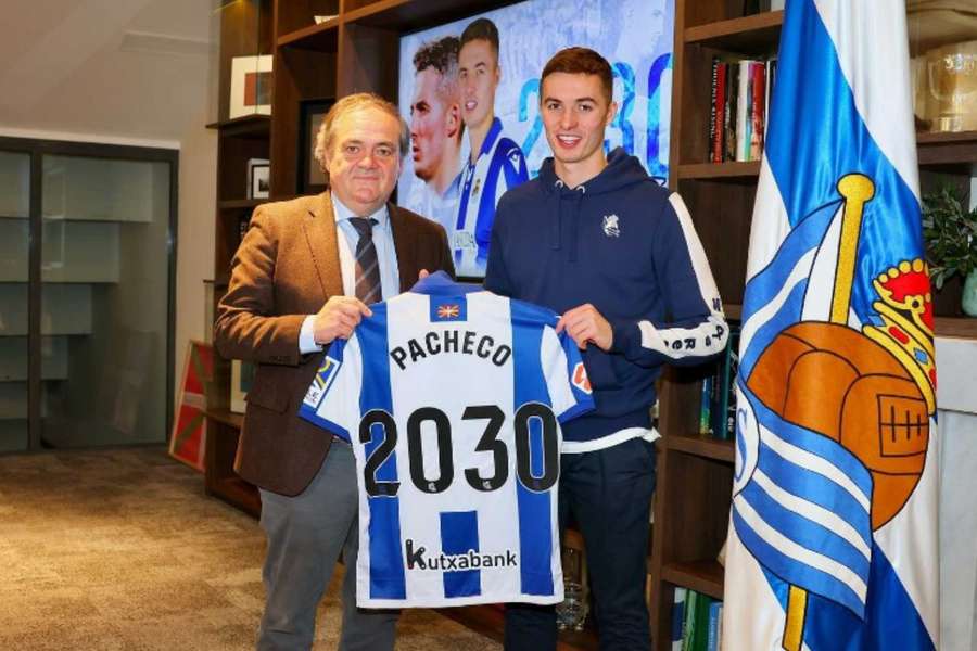 Jon Pacheco, junto al presidente de la Real Sociedad