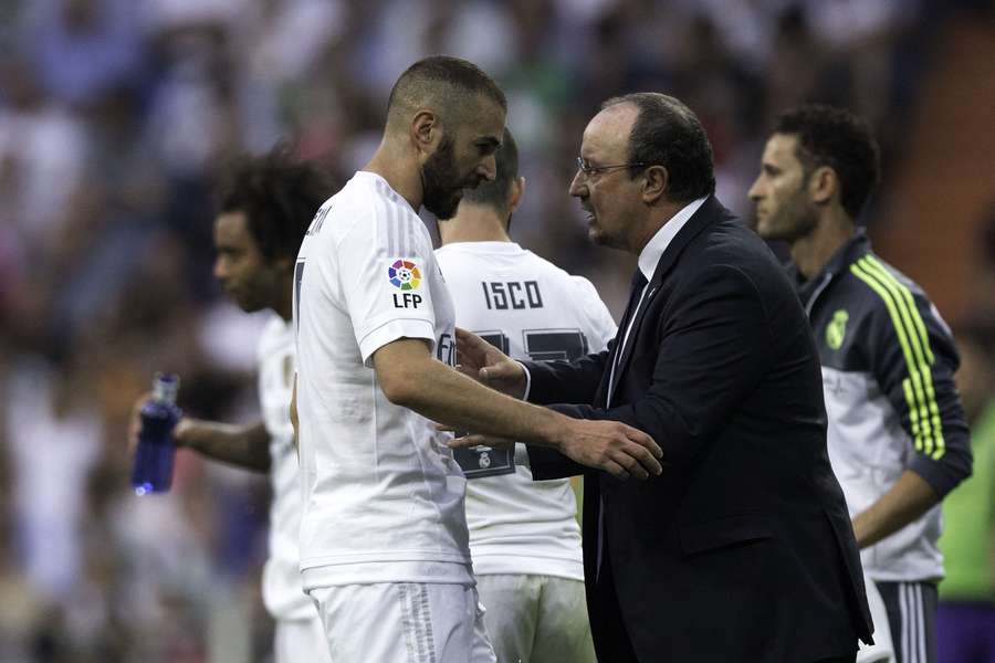 Rafa Benítez conversa con Karim Benzema