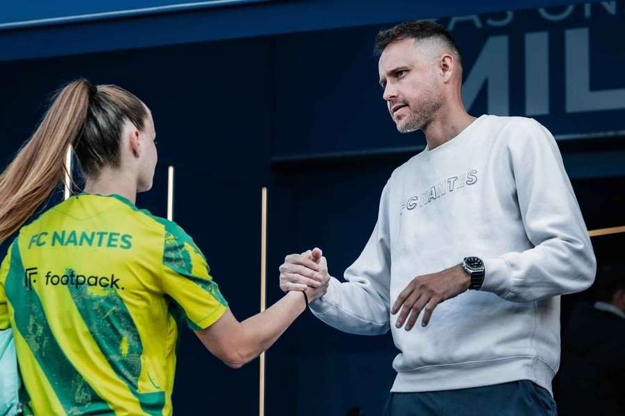 Élu meilleur entraîneur de Première Ligue, Nicolas Chabot est le nouvel entraîneur de l’OM Élu meilleur entraîneur de Première Ligue, Nicolas Chabot est le nouvel entraîneur de l’OM