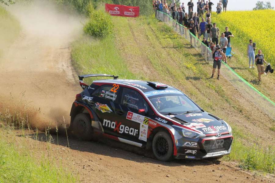  Łukasz Byśkiniewicz i Daniel Siatkowski jadący samochodem Hyundai i20 R5 na trasie odcinka specjalnego "Mikołajki Max"