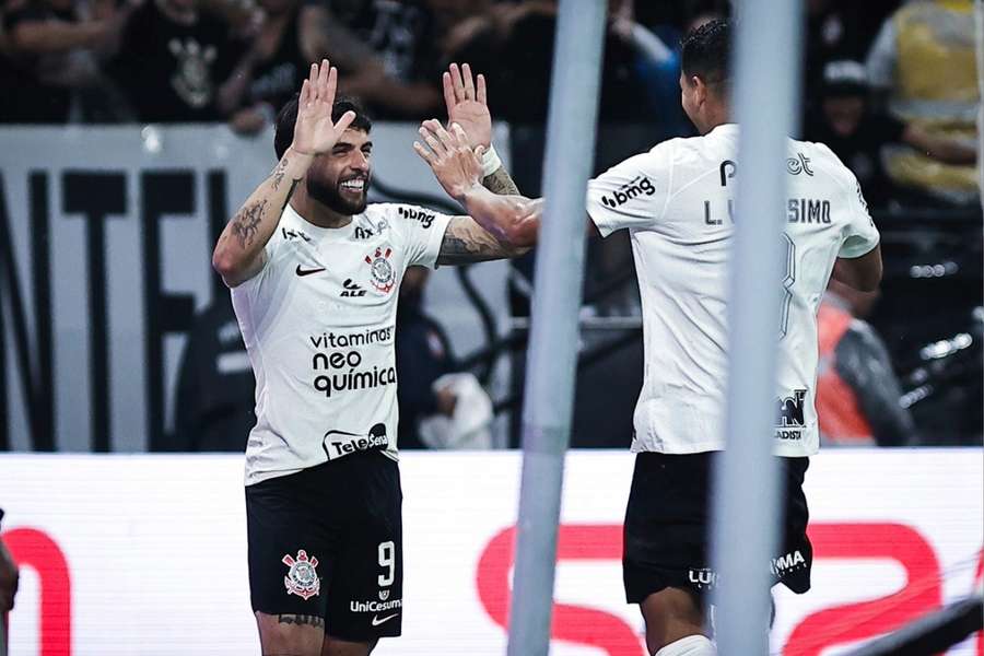 Yuri Alberto e Veríssimo vibram com gol contra