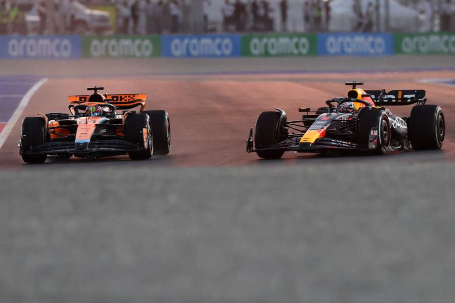 Oscar Piastri (L) en Max Verstappen tijdens de vrije training