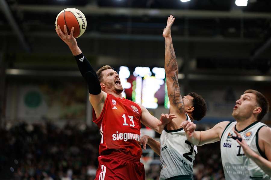 Bayerns Andreas Obst im Duell gegen Trier