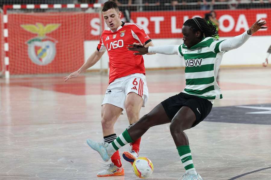 Raúl Moreira perante Zicky Té no Benfica-Sporting